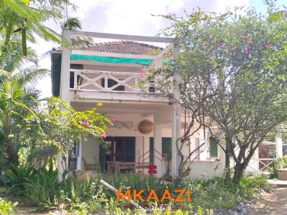 3-bedroom coastal home on 1-acre titled plot in Che Shale with solar panels, rainwater harvesting, balcony, and verandah. Expansion potential on adjoining 3/4-acre land.