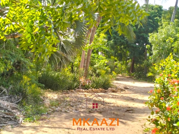 3-bedroom coastal home on 1-acre titled plot in Che Shale with solar panels, rainwater harvesting, balcony, and verandah. Expansion potential on adjoining 3/4-acre land.