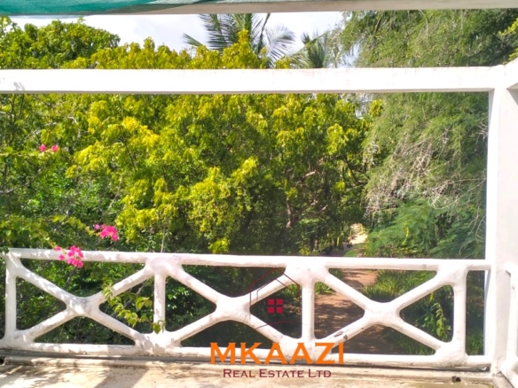 3-bedroom coastal home on 1-acre titled plot in Che Shale with solar panels, rainwater harvesting, balcony, and verandah. Expansion potential on adjoining 3/4-acre land.