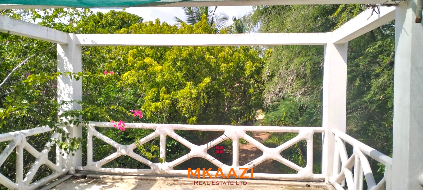 3-bedroom coastal home on 1-acre titled plot in Che Shale with solar panels, rainwater harvesting, balcony, and verandah. Expansion potential on adjoining 3/4-acre land.