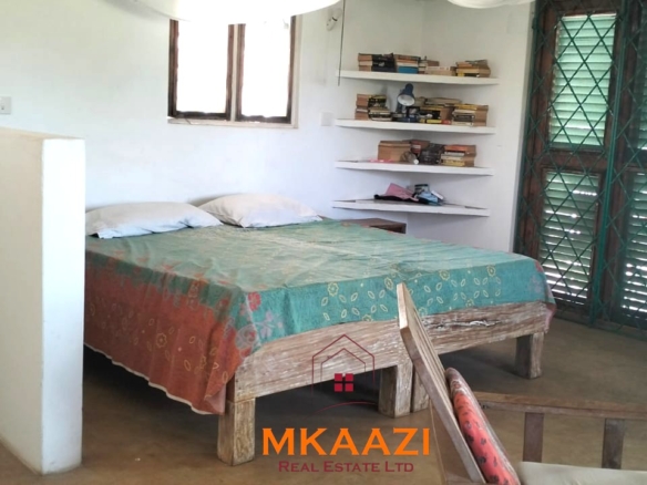 3-bedroom coastal home on 1-acre titled plot in Che Shale with solar panels, rainwater harvesting, balcony, and verandah. Expansion potential on adjoining 3/4-acre land.