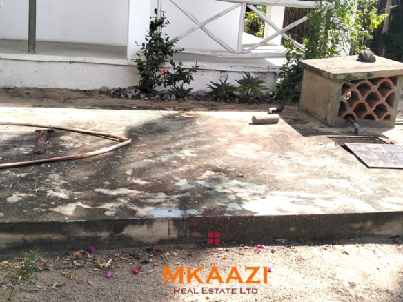 3-bedroom coastal home on 1-acre titled plot in Che Shale with solar panels, rainwater harvesting, balcony, and verandah. Expansion potential on adjoining 3/4-acre land.