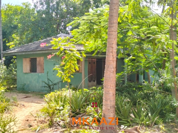 3-bedroom coastal home on 1-acre titled plot in Che Shale with solar panels, rainwater harvesting, balcony, and verandah. Expansion potential on adjoining 3/4-acre land.