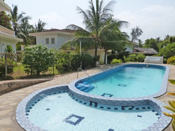 Fully furnished 4 bedroom ocean view villa for sale in Turtle Bay Watamu 75 metres from beach on quarter acre