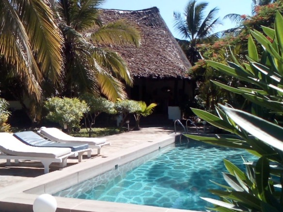 4 bedroom villa with SQ for rent in Kibokoni Malindi with pool garden and near beach