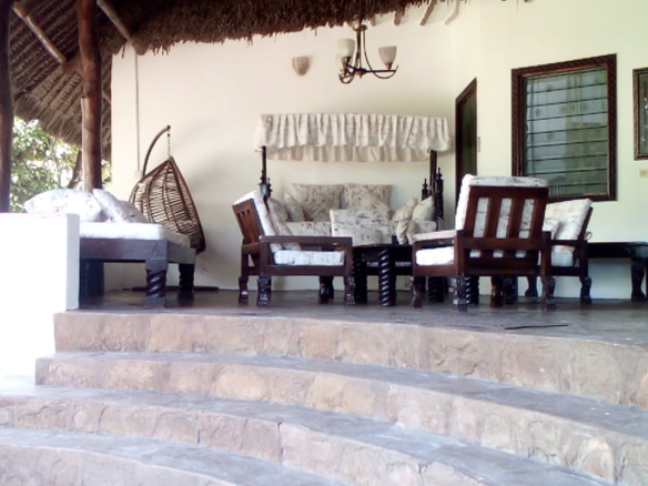 4 bedroom villa with SQ for rent in Kibokoni Malindi with pool garden and near beach