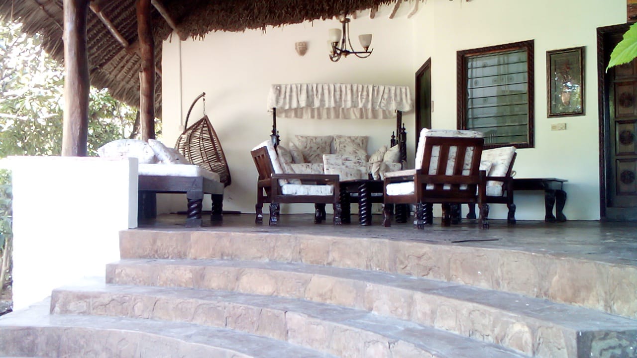 4 bedroom villa with SQ for rent in Kibokoni Malindi with pool garden and near beach