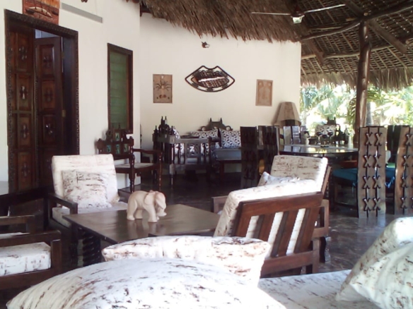 4 bedroom villa with SQ for rent in Kibokoni Malindi with pool garden and near beach