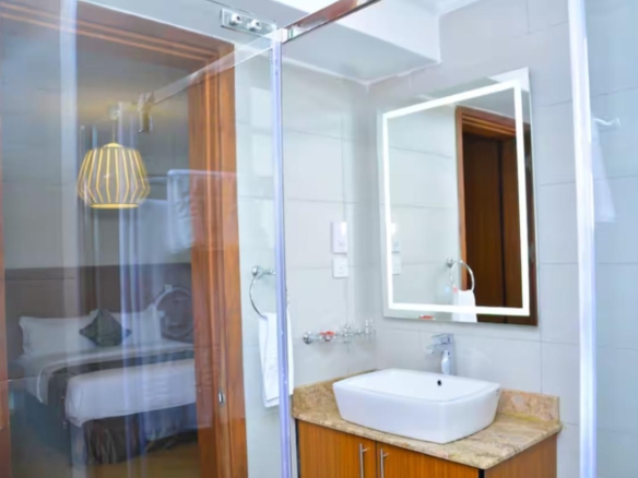 Fully furnished 2-bedroom executive suite with pool and gym in Nairobi UN Blue Zone near Fourways Estate.