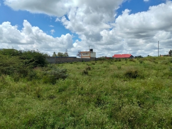 Prime 1-acre roadfront commercial and industrial land for sale along Nairobi Namanga Road in Kitengela with ready title deed.
