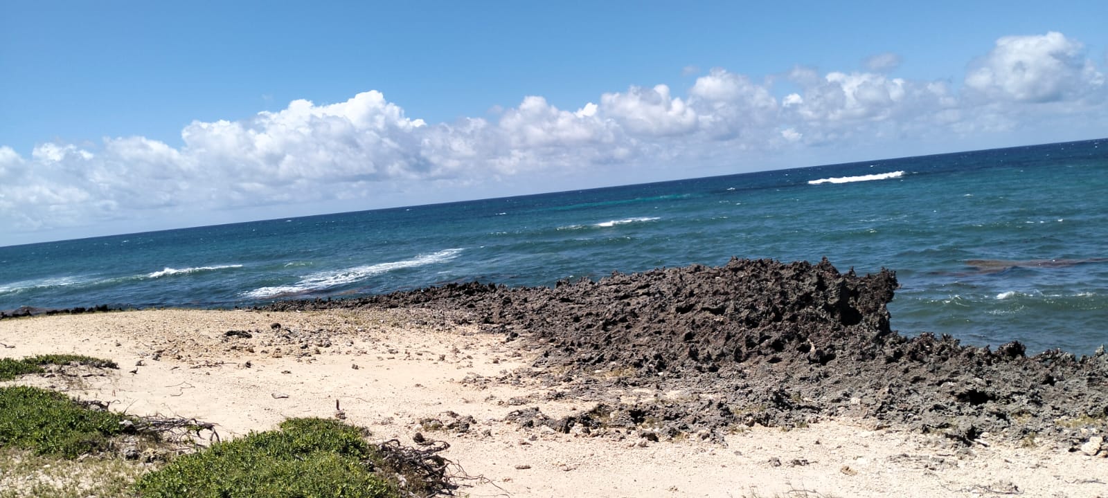 10 Acres Beachfront for Sale in Maweni Uyombo 10-acre beachfront land for sale in Maweni Matsangoni Uyombo with freehold title, coral bedrock, ocean views, and subdivision potential.