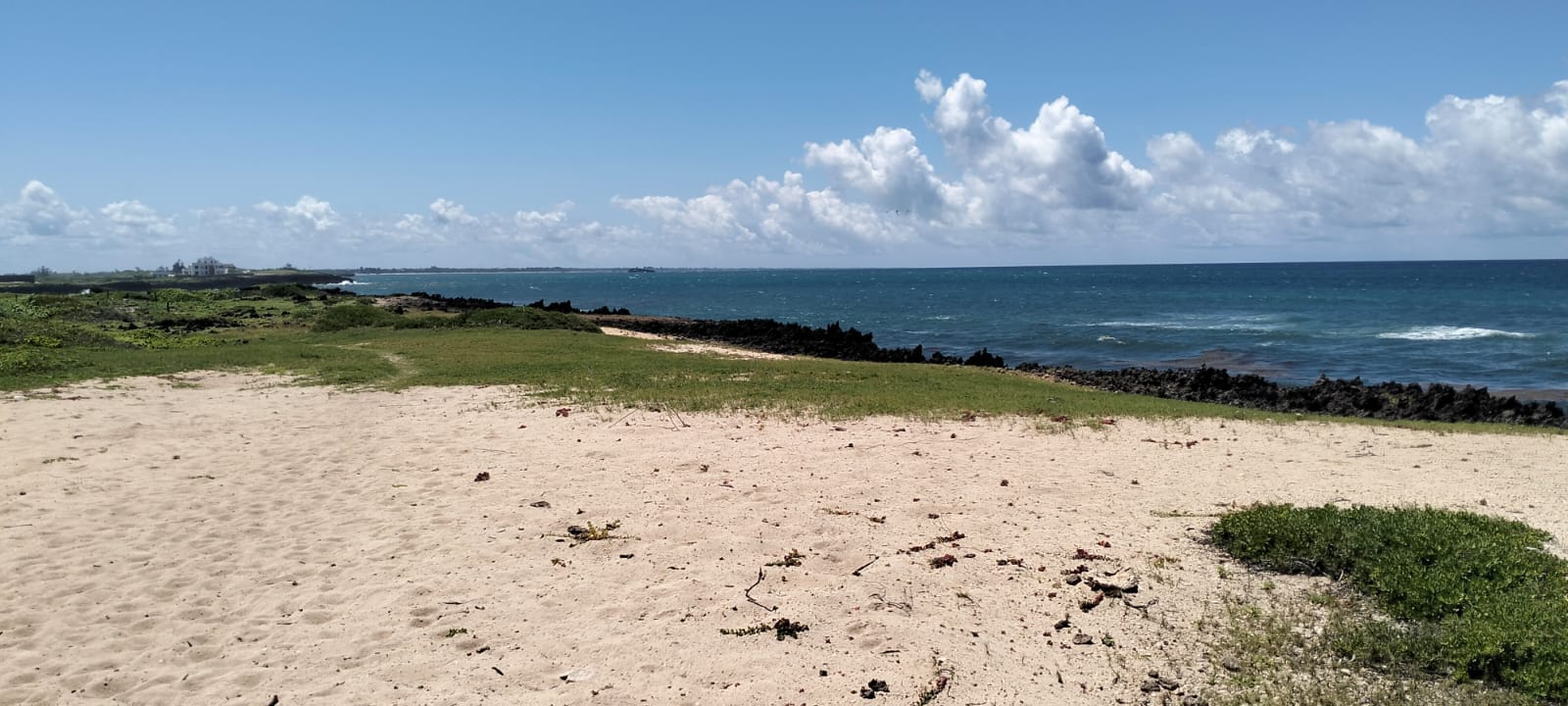 10 Acres Beachfront for Sale in Maweni Uyombo 10-acre beachfront land for sale in Maweni Matsangoni Uyombo with freehold title, coral bedrock, ocean views, and subdivision potential.