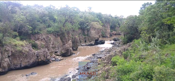 Prime 2,964-acre ranch land for sale in Naivasha, Nakuru near Nairobi-Nakuru Highway featuring Malewa River, infrastructure, airstrip space, and development potential.