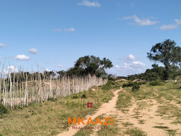103-acre freehold land for sale in Dakacha, 2.5km off Malindi-Baricho Road, featuring red soil, a seasonal stream, nearby power and piped water, suitable for farming, ranching, and subdivision.
