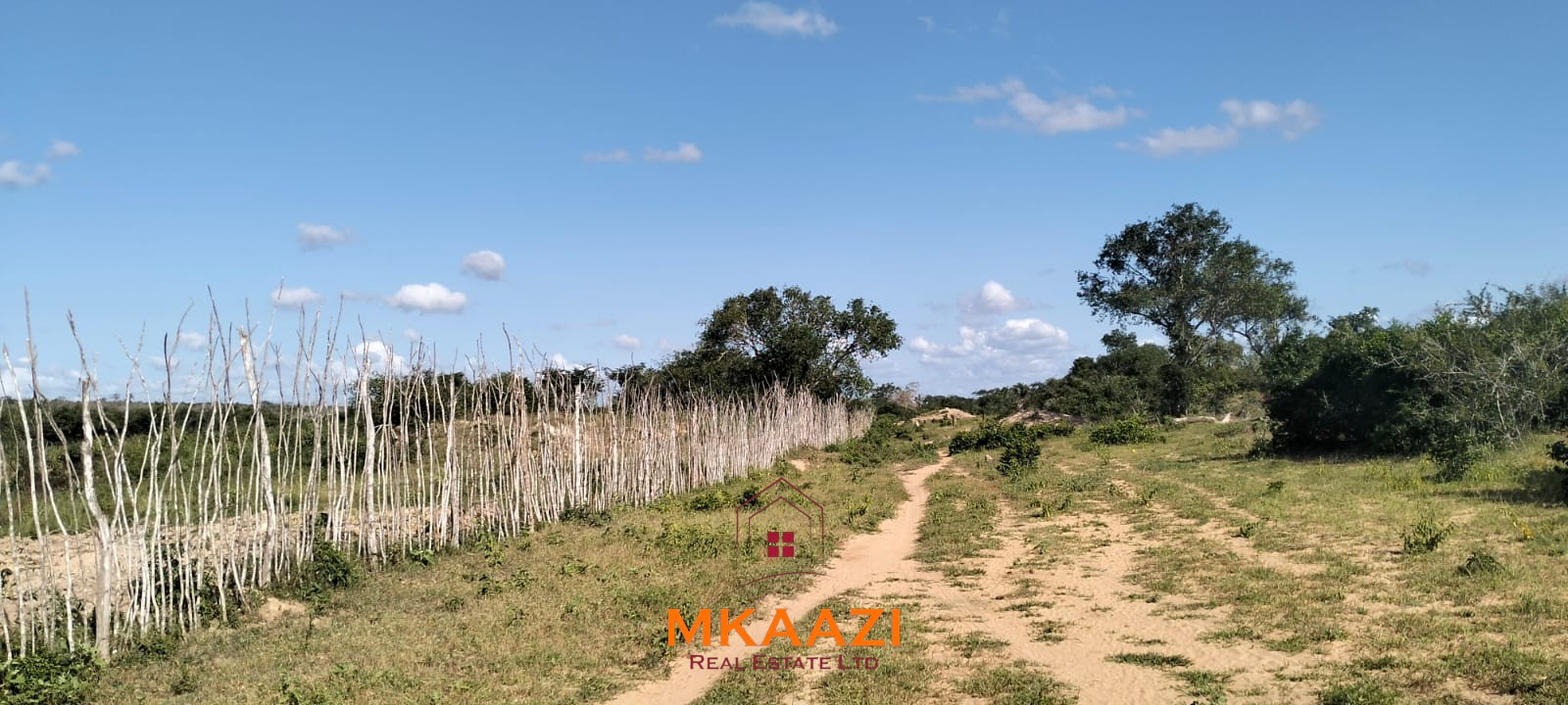 103-acre freehold land for sale in Dakacha, 2.5km off Malindi-Baricho Road, featuring red soil, a seasonal stream, nearby power and piped water, suitable for farming, ranching, and subdivision.