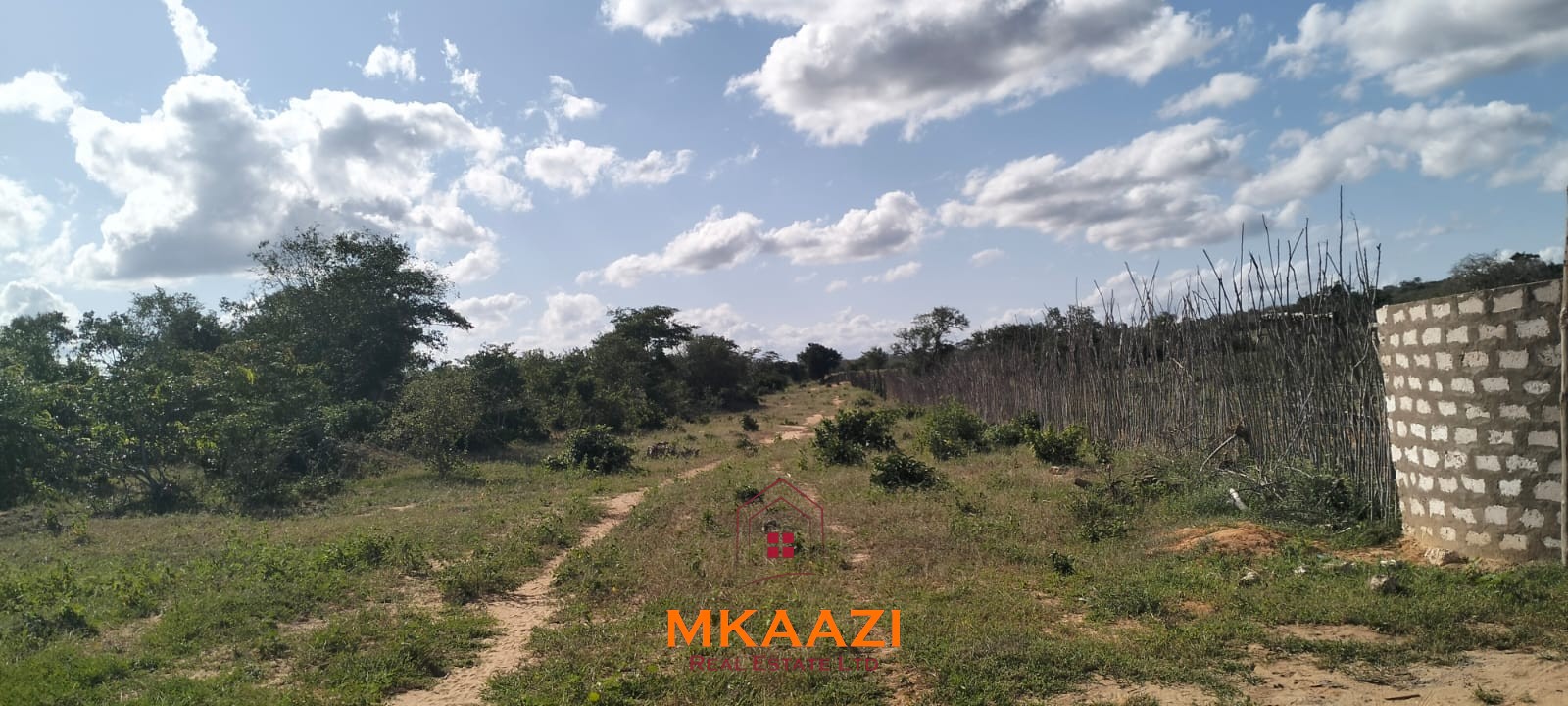 103-acre freehold land for sale in Dakacha, 2.5km off Malindi-Baricho Road, featuring red soil, a seasonal stream, nearby power and piped water, suitable for farming, ranching, and subdivision.