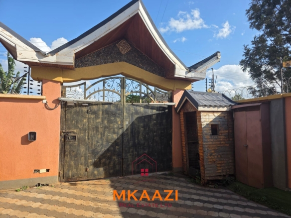 Luxury 6-bedroom all-ensuite mansion for sale in Githingiri Estate, Thika, featuring a gym, safe room, CCTV surveillance, automated gate, electrified perimeter wall, and 35,000-litre underground water tank.