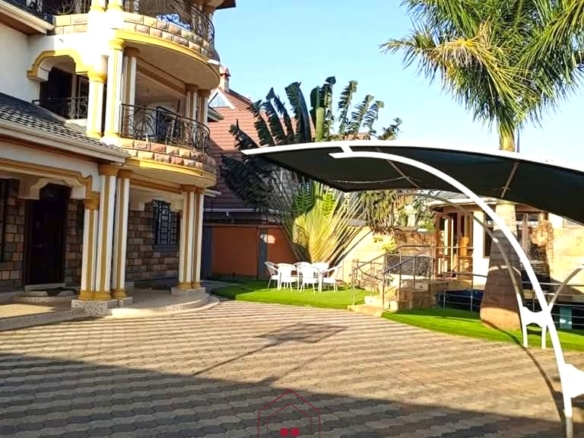 Luxury 6-bedroom all-ensuite mansion for sale in Githingiri Estate, Thika, featuring a gym, safe room, CCTV surveillance, automated gate, electrified perimeter wall, and 35,000-litre underground water tank.