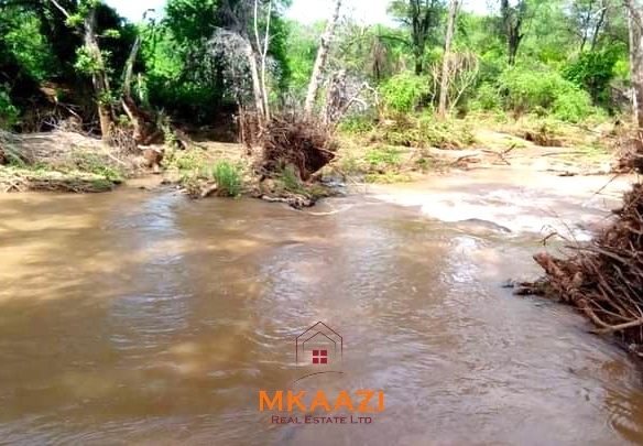 500 acres of virgin land for sale in Tharaka with direct Tana River frontage, suitable for commercial farming, irrigation projects, ranching, agro-processing, and long-term investment.