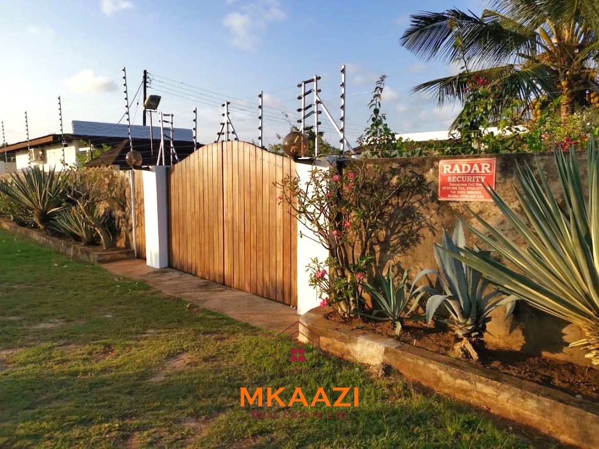Luxury 3 Bedroom Villa for Sale in Kikambala Luxury 3-bedroom all en-suite villa on 1.5 acres in Kikambala featuring a guest house, swimming pool, landscaped gardens, ocean breeze, and easy beach access.
