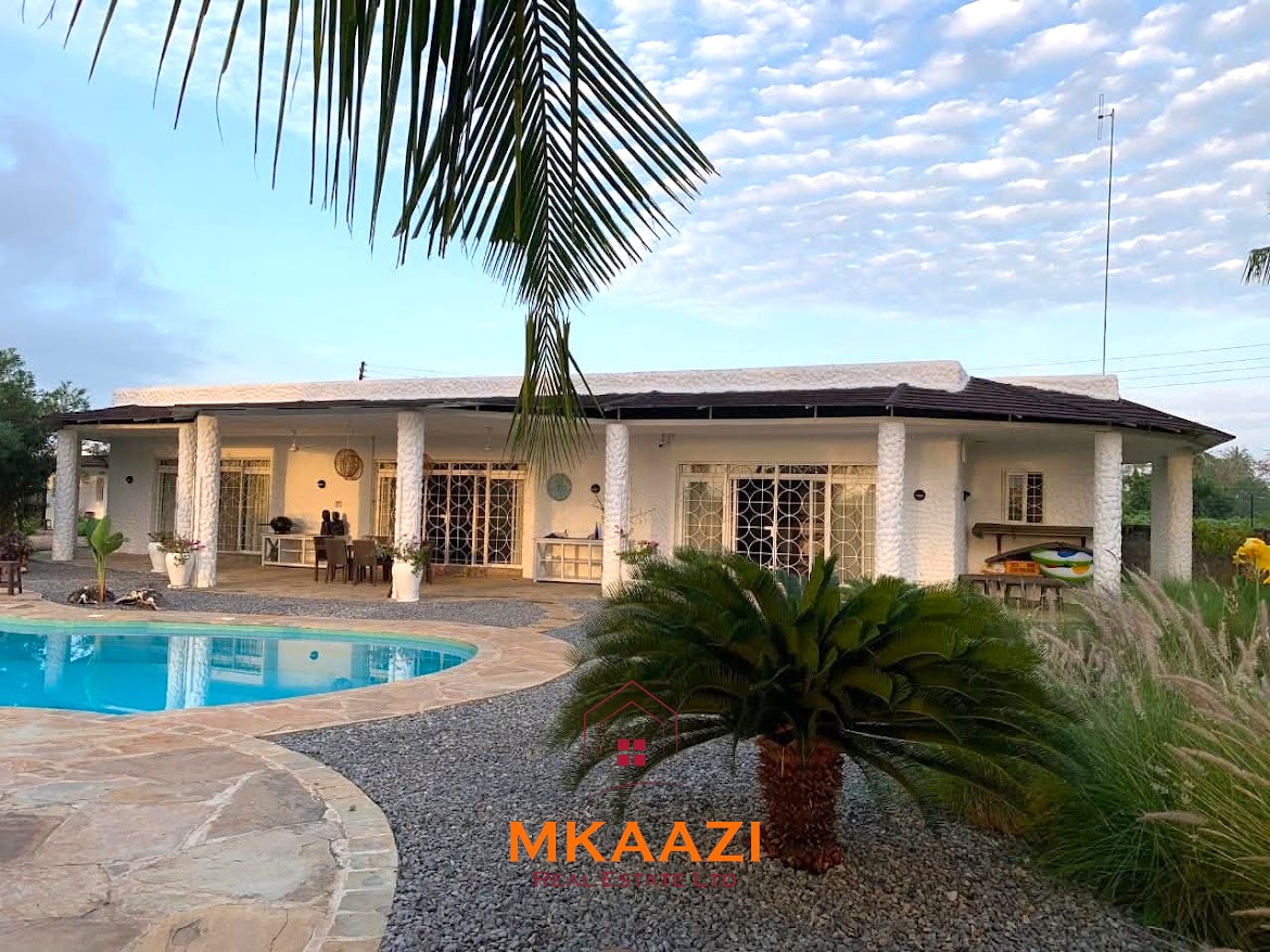 Luxury 3 Bedroom Villa for Sale in Kikambala Luxury 3-bedroom all en-suite villa on 1.5 acres in Kikambala featuring a guest house, swimming pool, landscaped gardens, ocean breeze, and easy beach access.