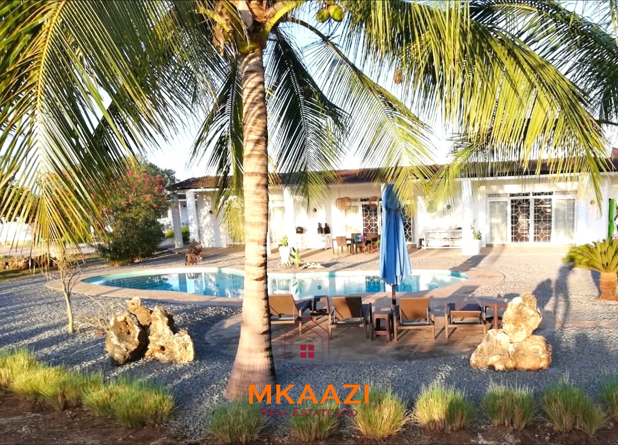 Luxury 3 Bedroom Villa for Sale in Kikambala Luxury 3-bedroom all en-suite villa on 1.5 acres in Kikambala featuring a guest house, swimming pool, landscaped gardens, ocean breeze, and easy beach access.