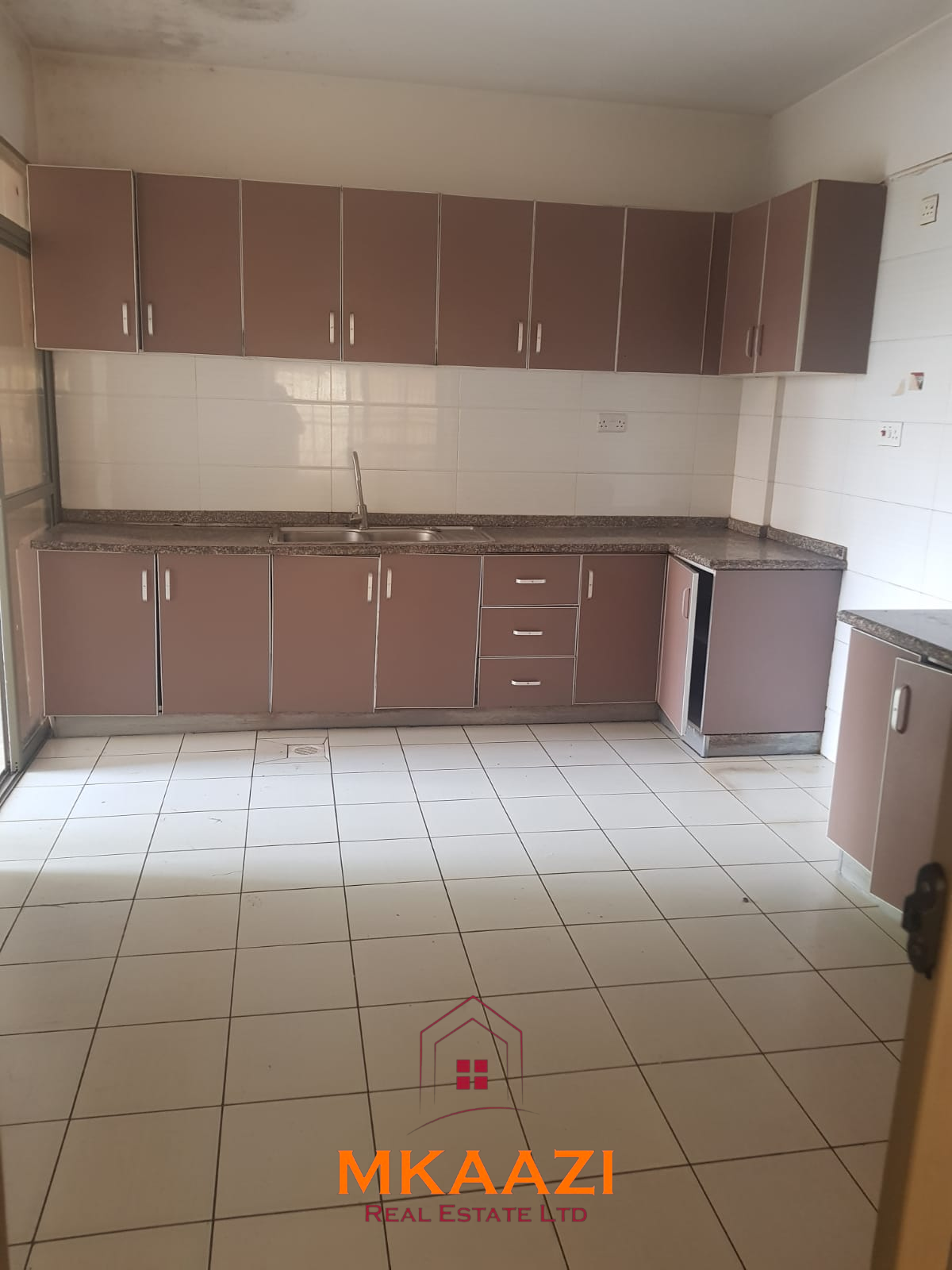 Spacious 3-bedroom and 4-bedroom apartments for rent in Kilimani along Kindaruma Road featuring ensuite bedrooms, balconies, basement parking, and proximity to Yaya Centre.