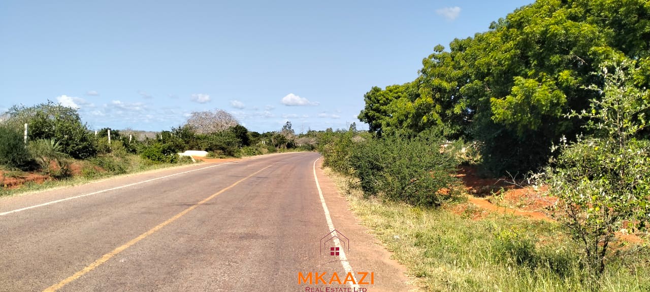 Prime 2.5-acre road frontage land for sale in Baolala with freehold title, electricity and water on site, ideal for residential, commercial, agricultural, and investment development.