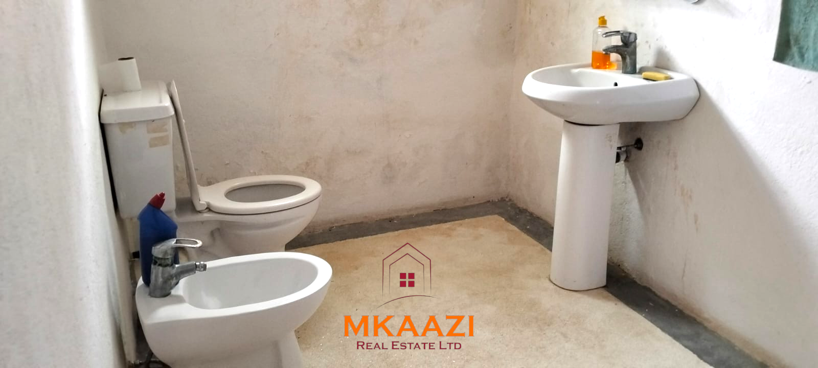 Luxury 4 Bedroom Villa for Sale in Malindi Elegant 4-bedroom all en-suite luxury villa with private swimming pool, landscaped one-acre garden, guest rooms, and entertainment area on Lamu Road, Malindi.