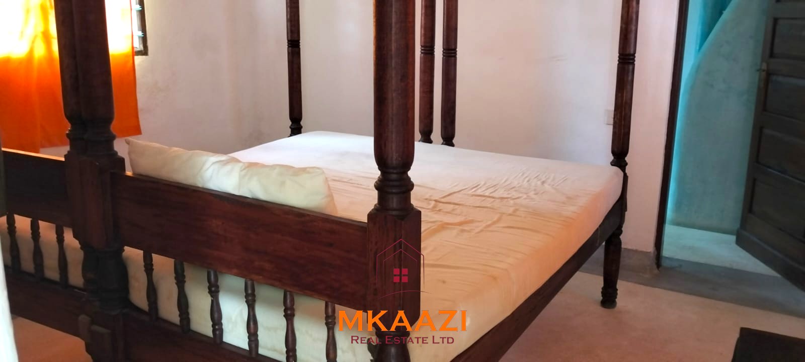 Luxury 4 Bedroom Villa for Sale in Malindi Elegant 4-bedroom all en-suite luxury villa with private swimming pool, landscaped one-acre garden, guest rooms, and entertainment area on Lamu Road, Malindi.