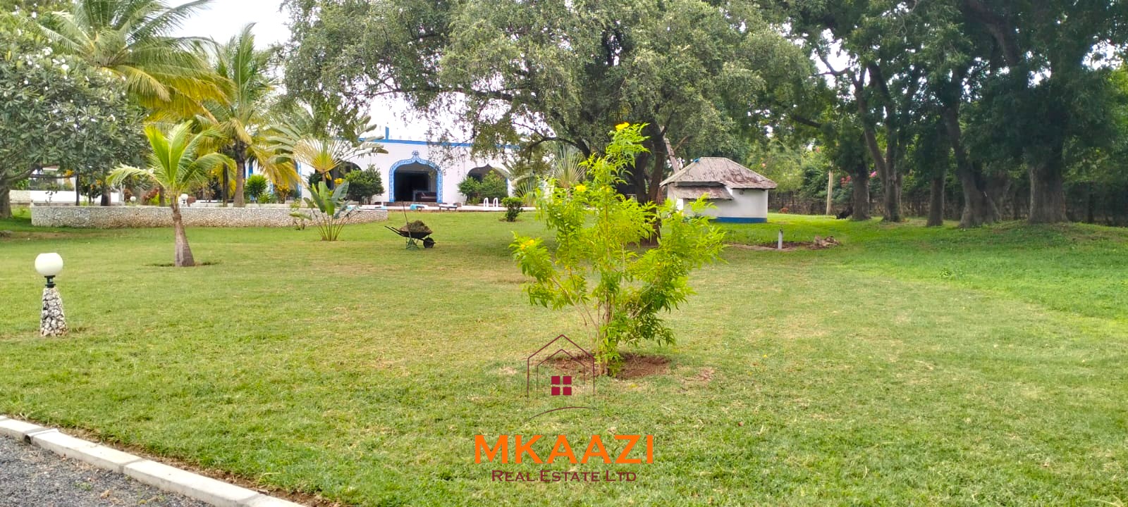 Luxury 4 Bedroom Villa for Sale in Malindi Elegant 4-bedroom all en-suite luxury villa with private swimming pool, landscaped one-acre garden, guest rooms, and entertainment area on Lamu Road, Malindi.