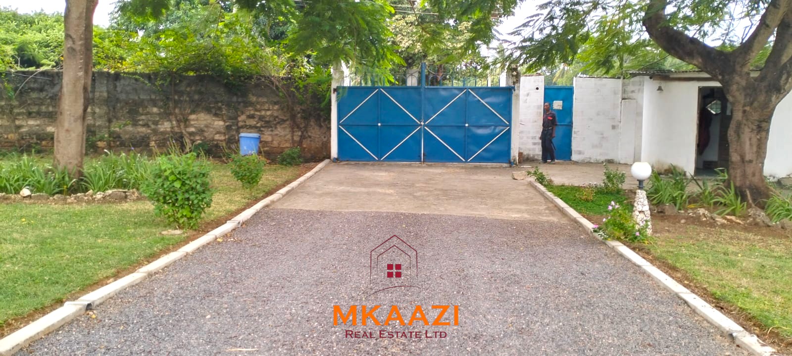 Luxury 4 Bedroom Villa for Sale in Malindi Elegant 4-bedroom all en-suite luxury villa with private swimming pool, landscaped one-acre garden, guest rooms, and entertainment area on Lamu Road, Malindi.