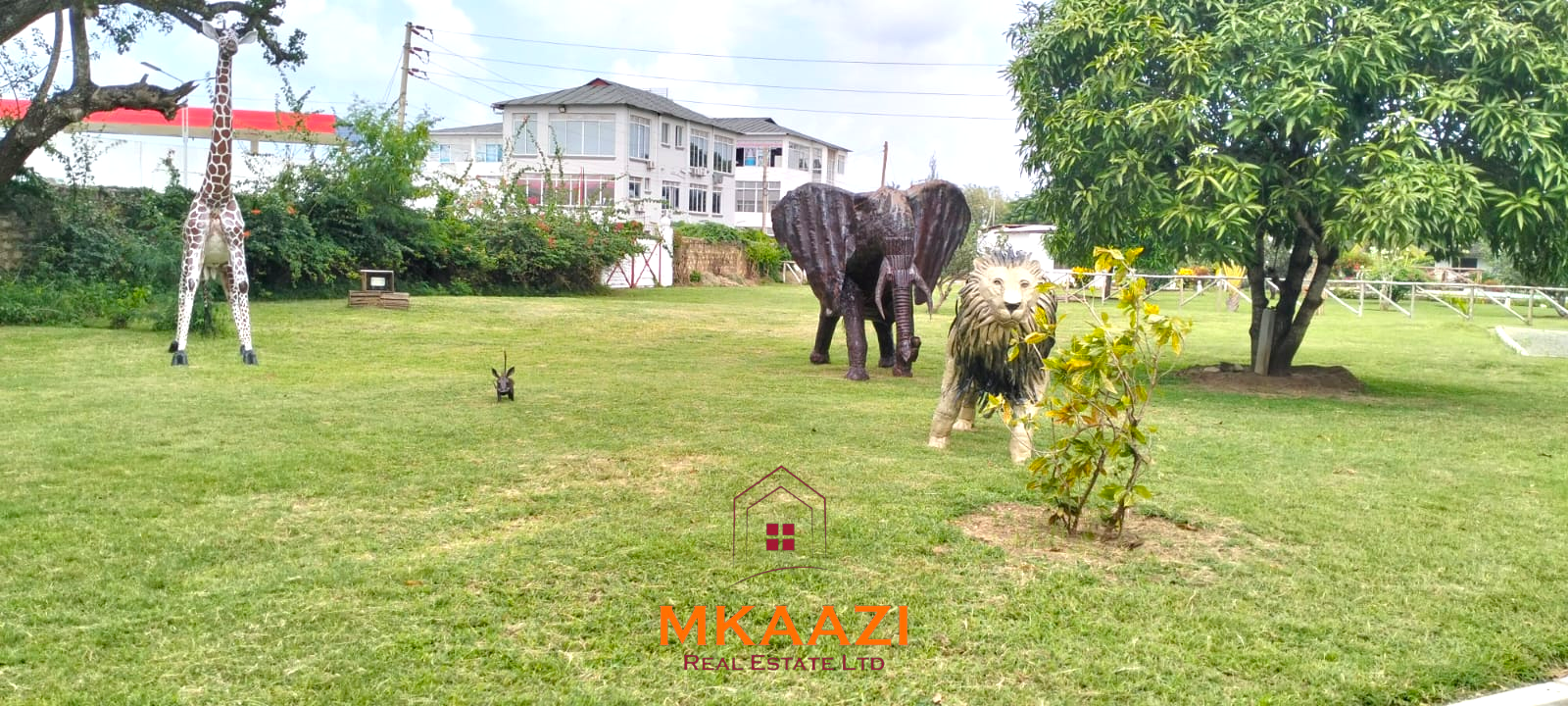 Luxury 4 Bedroom Villa for Sale in Malindi Elegant 4-bedroom all en-suite luxury villa with private swimming pool, landscaped one-acre garden, guest rooms, and entertainment area on Lamu Road, Malindi.