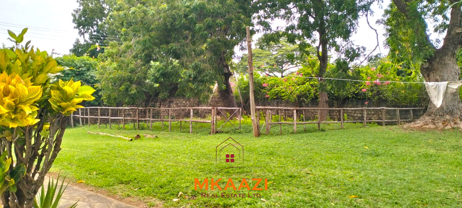 Luxury 4 Bedroom Villa for Sale in MalindiLuxury 4 Bedroom Villa for Sale in Malindi Elegant 4-bedroom all en-suite luxury villa with private swimming pool, landscaped one-acre garden, guest rooms, and entertainment area on Lamu Road, Malindi.