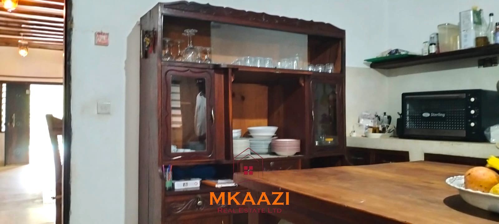 Luxury 4 Bedroom Villa for Sale in Malindi Elegant 4-bedroom all en-suite luxury villa with private swimming pool, landscaped one-acre garden, guest rooms, and entertainment area on Lamu Road, Malindi.