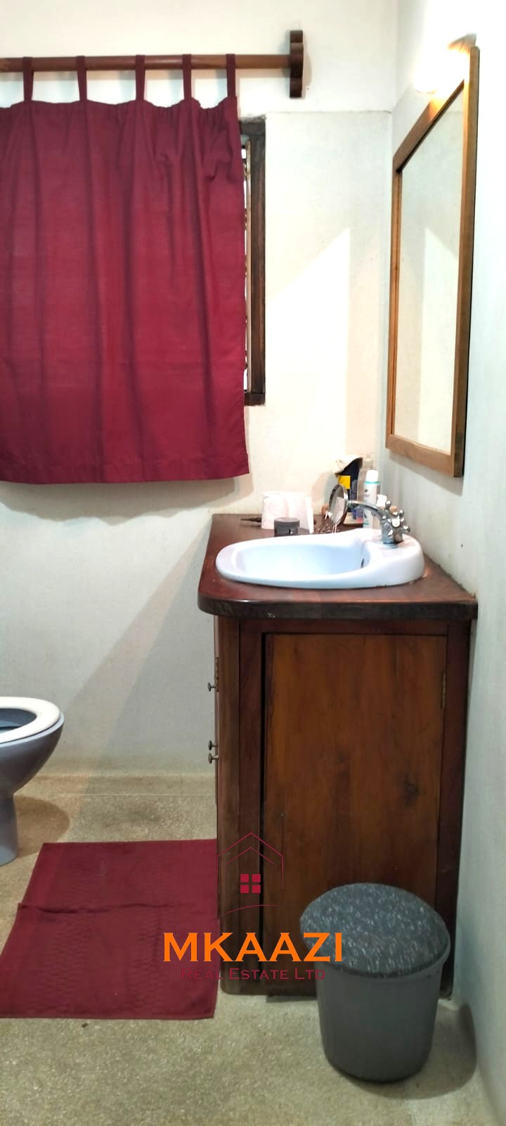 Luxury 4 Bedroom Villa for Sale in Malindi Elegant 4-bedroom all en-suite luxury villa with private swimming pool, landscaped one-acre garden, guest rooms, and entertainment area on Lamu Road, Malindi.