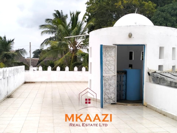 Elegant 4-bedroom all en-suite luxury villa with private swimming pool, landscaped one-acre garden, guest rooms, and entertainment area on Lamu Road, Malindi.