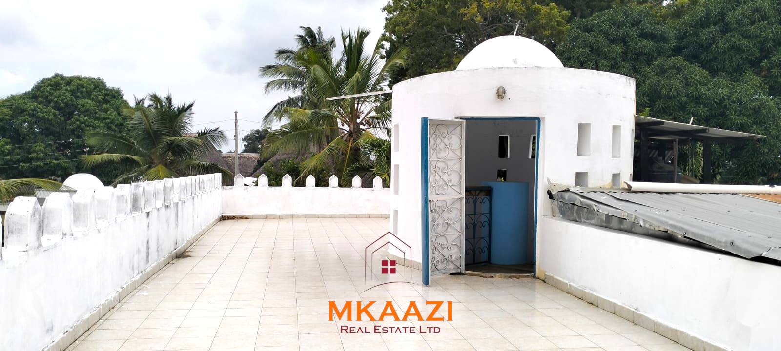 Luxury 4 Bedroom Villa for Sale in Malindi Elegant 4-bedroom all en-suite luxury villa with private swimming pool, landscaped one-acre garden, guest rooms, and entertainment area on Lamu Road, Malindi.