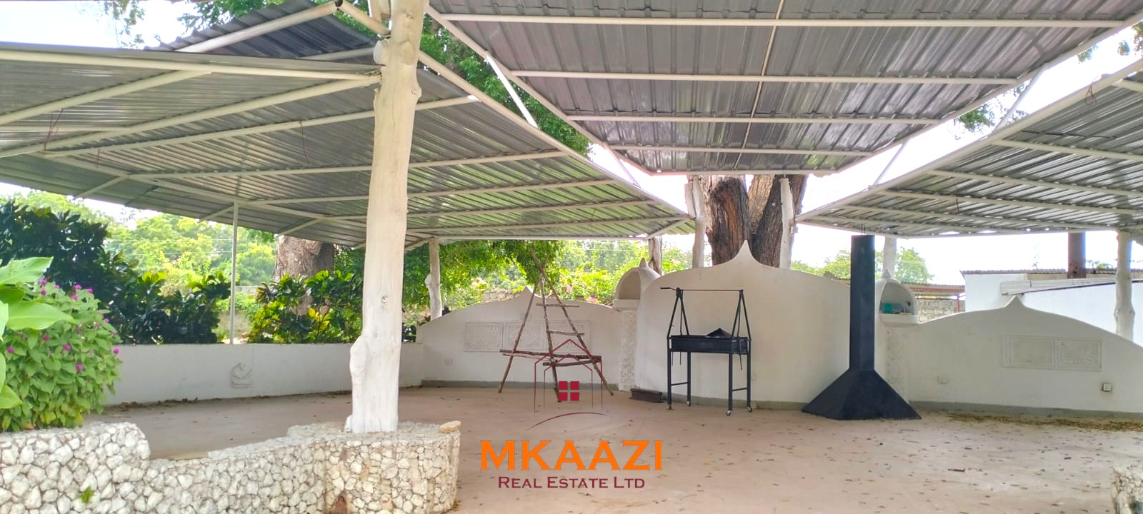 Luxury 4 Bedroom Villa for Sale in Malindi Elegant 4-bedroom all en-suite luxury villa with private swimming pool, landscaped one-acre garden, guest rooms, and entertainment area on Lamu Road, Malindi.