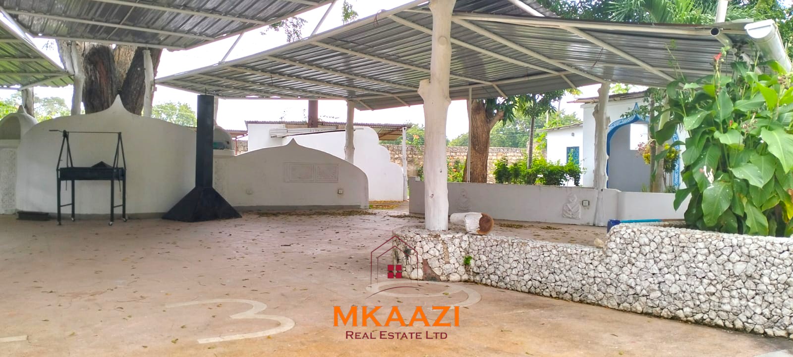 Luxury 4 Bedroom Villa for Sale in Malindi Elegant 4-bedroom all en-suite luxury villa with private swimming pool, landscaped one-acre garden, guest rooms, and entertainment area on Lamu Road, Malindi.