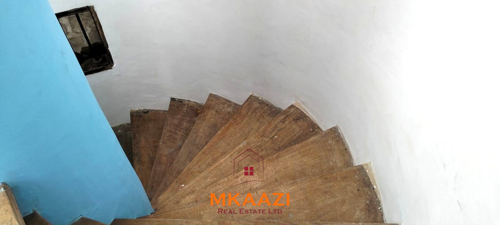 Luxury 4 Bedroom Villa for Sale in MalindiLuxury 4 Bedroom Villa for Sale in Malindi Elegant 4-bedroom all en-suite luxury villa with private swimming pool, landscaped one-acre garden, guest rooms, and entertainment area on Lamu Road, Malindi.