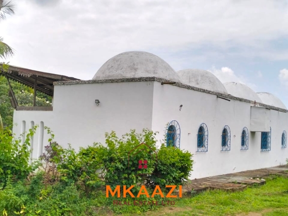Elegant 4-bedroom all en-suite luxury villa with private swimming pool, landscaped one-acre garden, guest rooms, and entertainment area on Lamu Road, Malindi.