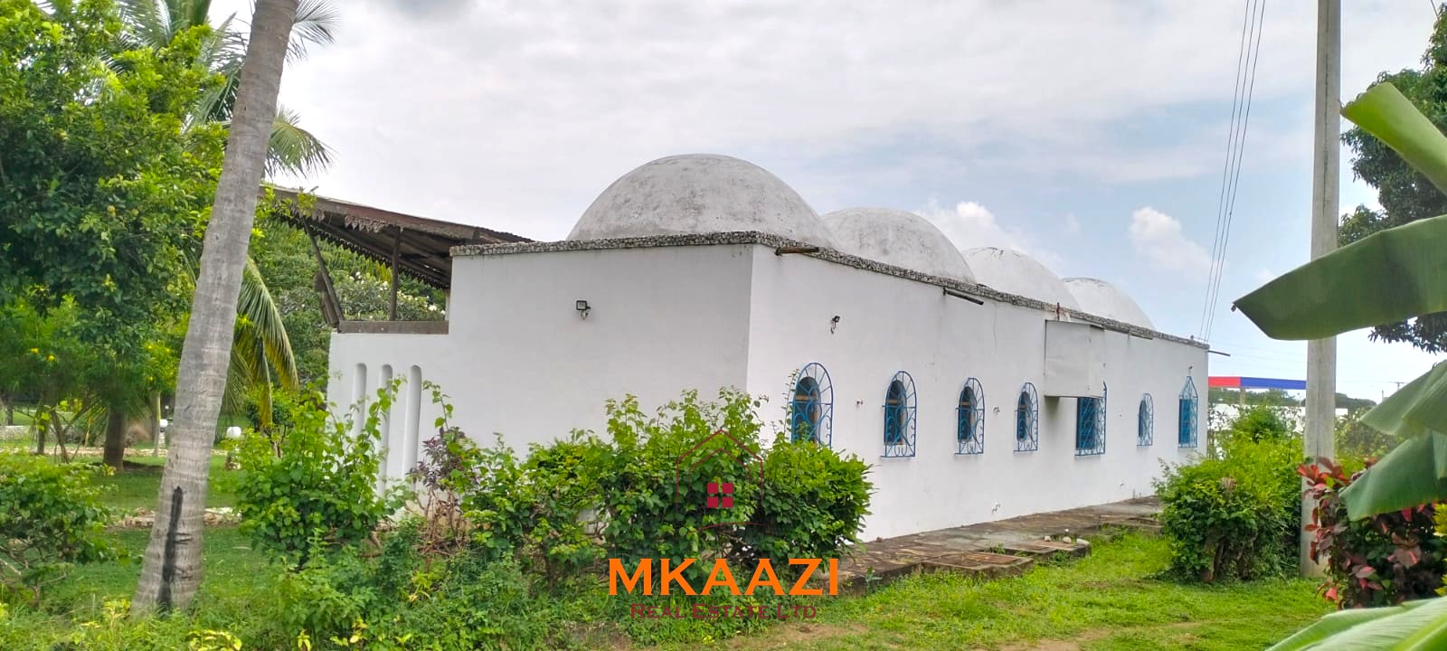 Luxury 4 Bedroom Villa for Sale in Malindi Elegant 4-bedroom all en-suite luxury villa with private swimming pool, landscaped one-acre garden, guest rooms, and entertainment area on Lamu Road, Malindi.