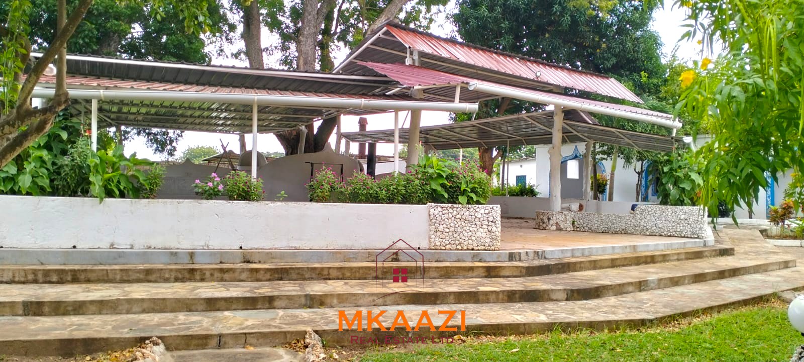 Luxury 4 Bedroom Villa for Sale in Malindi Elegant 4-bedroom all en-suite luxury villa with private swimming pool, landscaped one-acre garden, guest rooms, and entertainment area on Lamu Road, Malindi.