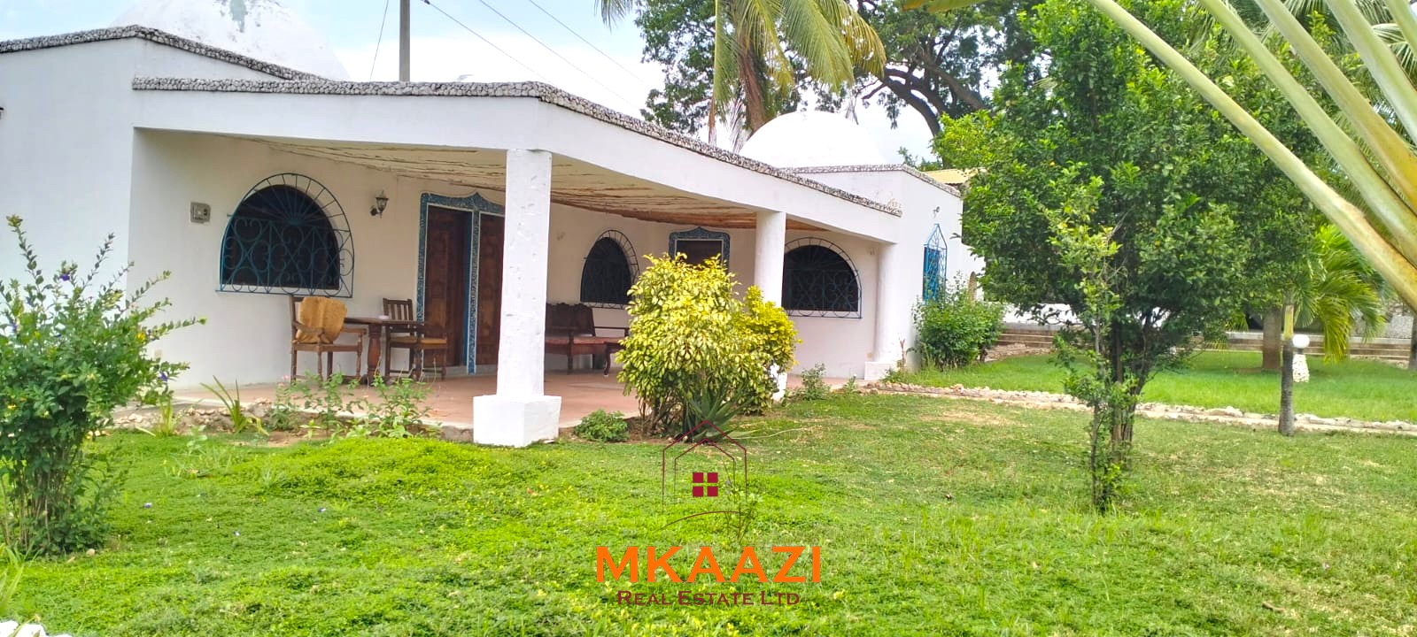 Luxury 4 Bedroom Villa for Sale in Malindi Elegant 4-bedroom all en-suite luxury villa with private swimming pool, landscaped one-acre garden, guest rooms, and entertainment area on Lamu Road, Malindi.