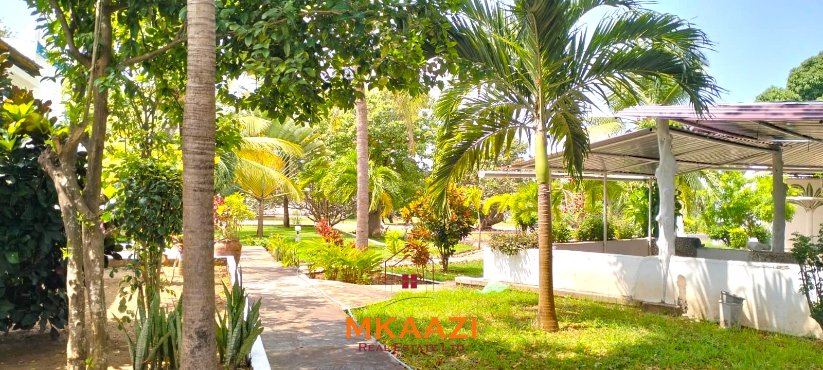 Luxury 4 Bedroom Villa for Sale in Malindi Elegant 4-bedroom all en-suite luxury villa with private swimming pool, landscaped one-acre garden, guest rooms, and entertainment area on Lamu Road, Malindi.