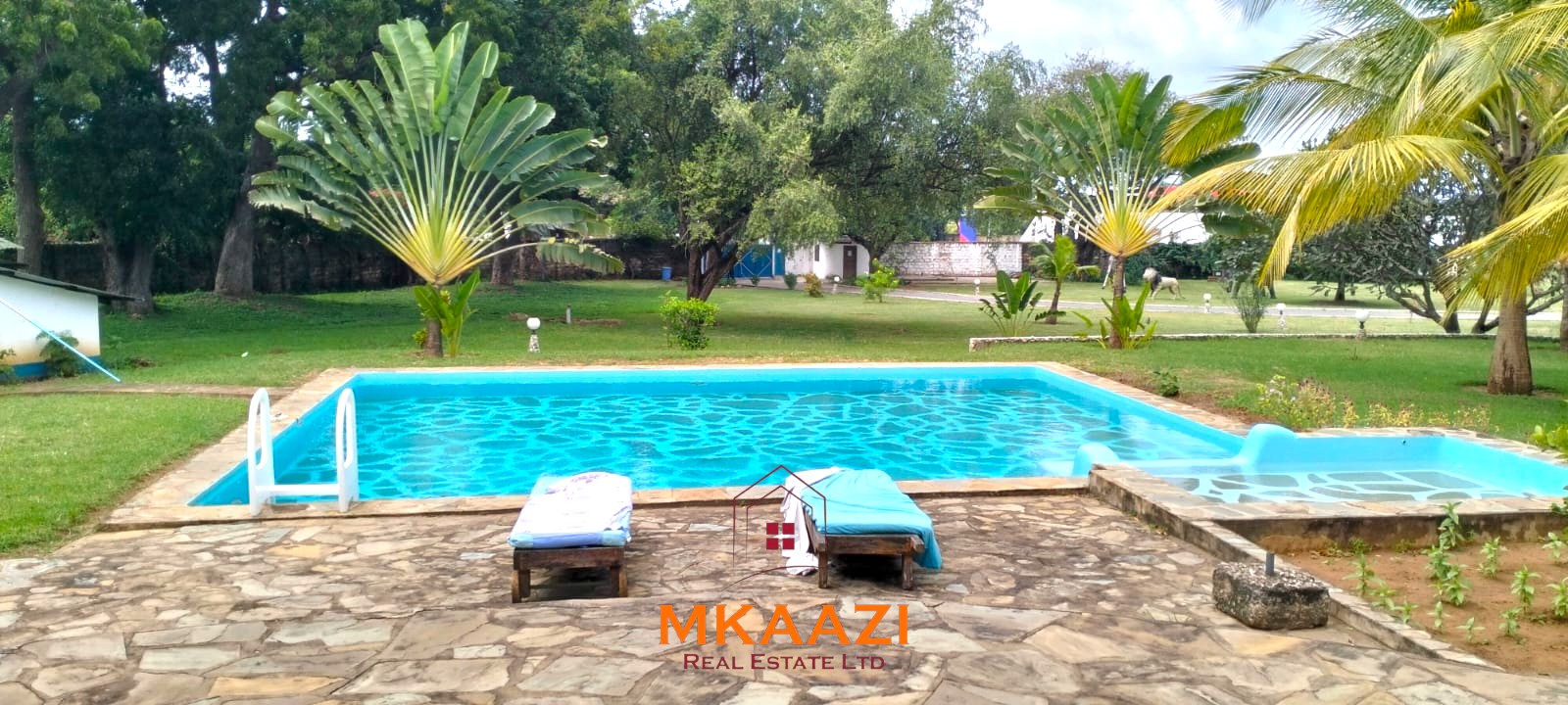 Luxury 4 Bedroom Villa for Sale in Malindi Elegant 4-bedroom all en-suite luxury villa with private swimming pool, landscaped one-acre garden, guest rooms, and entertainment area on Lamu Road, Malindi.