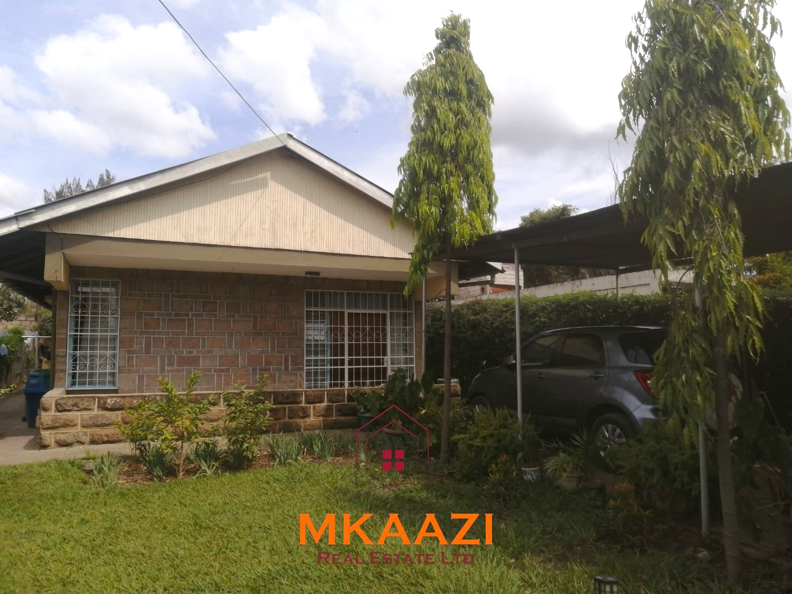 3 Bedroom Bungalow for Sale in Old Donholm Spacious 3-bedroom bungalow for sale in Old Donholm on a 100Ć120 ft plot with large compound, cabro driveway, and two water tanks.