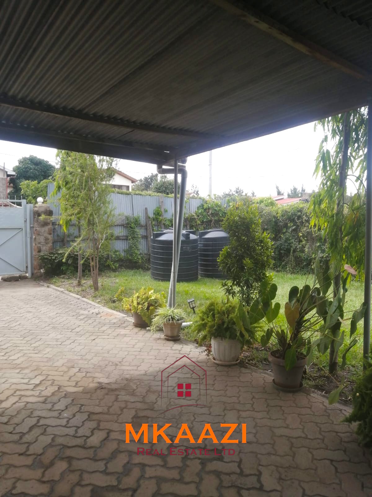 3 Bedroom Bungalow for Sale in Old Donholm Spacious 3-bedroom bungalow for sale in Old Donholm on a 100Ć120 ft plot with large compound, cabro driveway, and two water tanks.
