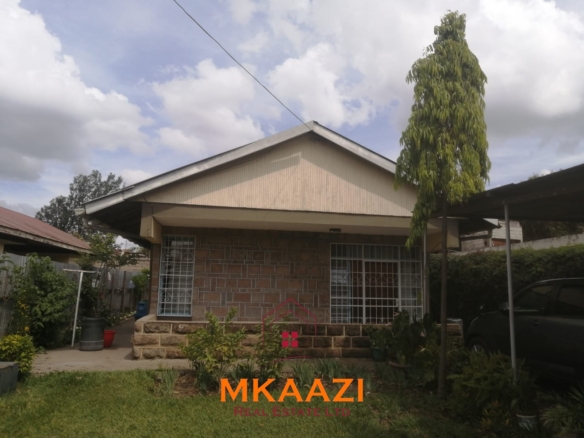 Spacious 3-bedroom bungalow for sale in Old Donholm on a 100×120 ft plot with large compound, cabro driveway, and two water tanks.